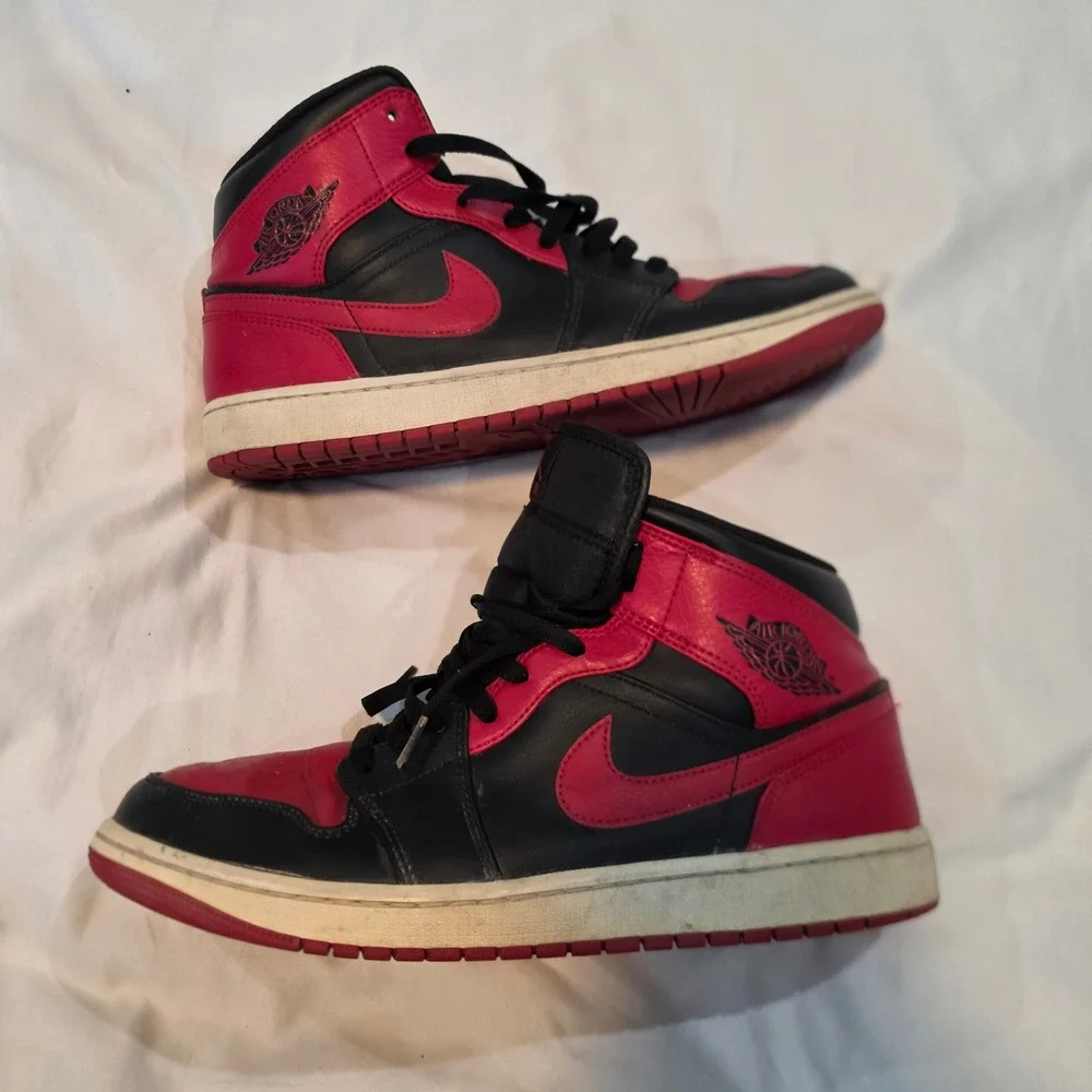 Nike Air Jordan 1 Mid Men 11.5 Black Red Good 554724-074 Bred Sneakers